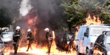 Τρομερά επεισόδια στα Σεπόλια: ΜΑΤ πήραν φωτιά, πέταξαν μπογιά στο μαγαζί του κατηγορούμενου Μίχου και έσπασαν το βαν του (vids)