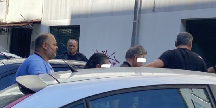 Alldaynews.gr Μαρτυρία σοκ συγγενή της οικογένειας των Λαρισαίων εκπαιδευτικών: «Το ξύλο είχε γίνει βίωμα στα παιδιά – Άκρως επικίνδυνοι οι γονείς»