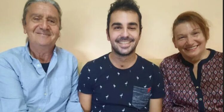 Alldaynews.gr Κέρδισε τη μάχη ο 27χρονος αστυνομικός που βρισκόταν σε κωματώδη κατάσταση με εγκεφαλίτιδα – Συγκινούν οι γονείς του (φωτο)