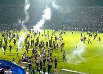 Σοκάρουν οι μαρτυρίες από την τραγωδία στο γήπεδο: “Αναποδογύριζα πτώματα για να βρω τη γυναίκα και τις κόρες μου!”