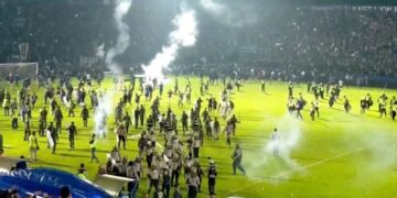 Alldaynews.gr Σοκάρουν οι μαρτυρίες από την τραγωδία στο γήπεδο: “Αναποδογύριζα πτώματα για να βρω τη γυναίκα και τις κόρες μου!”