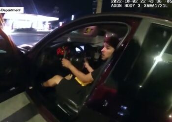 Αστυνομικός πυροβόλησε ανύποπτο 17χρονο την ώρα που έτρωγε – Σοκαριστικό βίντεο