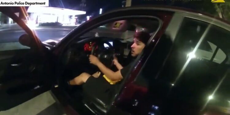 Αστυνομικός πυροβόλησε ανύποπτο 17χρονο την ώρα που έτρωγε – Σοκαριστικό βίντεο