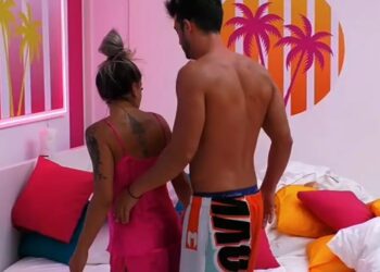 Love Island: «Το πρώτο βράδυ πήγαινα από πάνω του, ερχόταν από πάνω μου, υπήρχε άνεση»