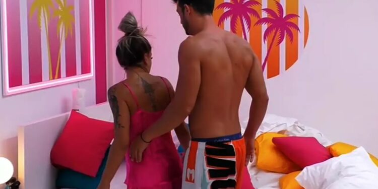 Love Island: «Το πρώτο βράδυ πήγαινα από πάνω του, ερχόταν από πάνω μου, υπήρχε άνεση»