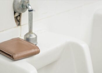 Αθήνα: Ιδιοκτήτρια καφέ πήγε να φτιάξει το καζανάκι και βρήκε μέσα το πορτοφόλι διάσημου Ελληνα εφοπλιστή