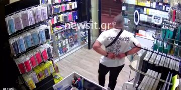 Καρέ – καρέ η πιο απρόσμενη κλοπή iPhone από κατάστημα στην Αθήνα: Δεν πίστευε στα μάτια της η υπάλληλος (video)