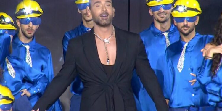 Alldaynews.gr J2US: Η λαμπερή πρεμιέρα του Κοκλώνη που κατέβηκε από τον… ουρανό και οι μεγάλες εκπλήξεις