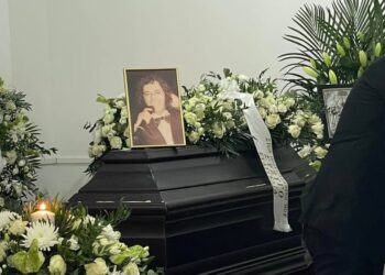 Κηδεία Κόκοτα: Θρήνος στο τελευταίο «αντίο» στον μεγάλο τραγουδιστή[Φωτογραφίες]