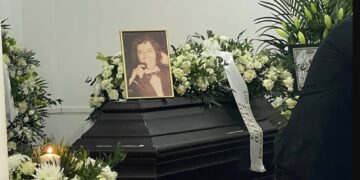 Κηδεία Κόκοτα: Θρήνος στο τελευταίο «αντίο» στον μεγάλο τραγουδιστή[Φωτογραφίες]