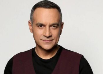 Κρατερός Κατσούλης: Με κατάμαυρα μαλλιά και κορμί… λαμπάδα