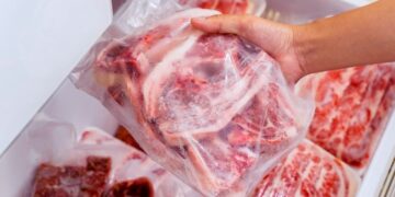 Έχετε αναρωτηθεί τι είναι το κόκκινο υγρό στο συσκευασμένο κρέας των σουπερμάρκετ;