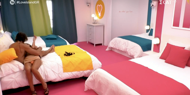 Alldaynews.gr Ασυγκράτητο ζευγάρι του «Love Island»: Σάλος με τα πλάνα από τις περιπτύξεις τους στο κρεβάτι (vids)