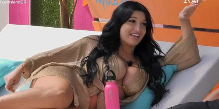 Alldaynews.gr Love Island: H πληθωρική Κλαούντια σε αρετουσάριστες φωτό που έγιναν viral (φωτο)