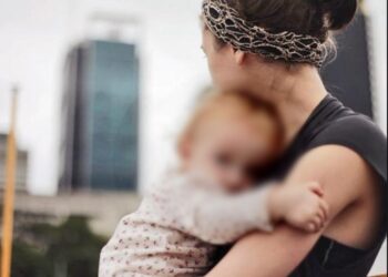 Σαντορίνη: Αντιδράσεις για την εκπαιδευτικό που διδάσκει με ένα μωρό 20 μηνών στην αγκαλιά της