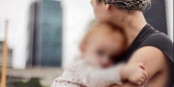 Alldaynews.gr Σαντορίνη: Αντιδράσεις για την εκπαιδευτικό που διδάσκει με ένα μωρό 20 μηνών στην αγκαλιά της