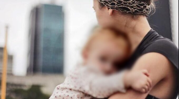 Alldaynews.gr Σαντορίνη: Αντιδράσεις για την εκπαιδευτικό που διδάσκει με ένα μωρό 20 μηνών στην αγκαλιά της