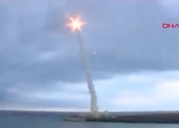 Η Τουρκία έκανε δοκιμή ενός βαλλιστικού πυραύλου μικρού βεληνεκούς (video)
