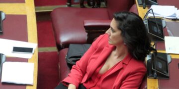 Alldaynews.gr Λιποθύμησε η Νόνη Δούνια στη συνεδρίαση της Κοινοβουλευτικής Ομάδας της ΝΔ