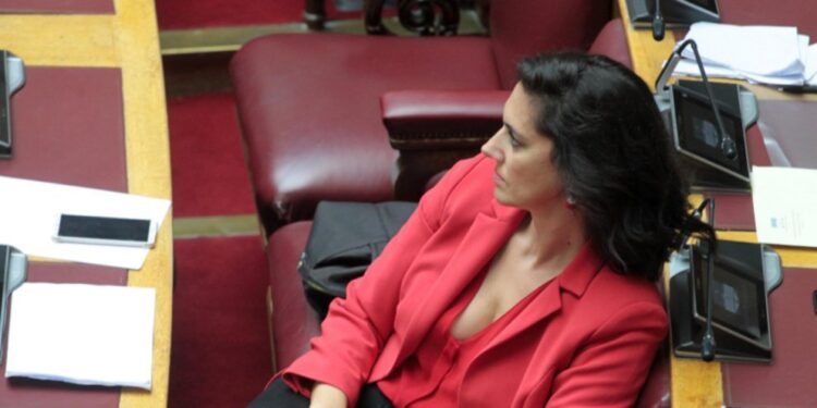 Alldaynews.gr Λιποθύμησε η Νόνη Δούνια στη συνεδρίαση της Κοινοβουλευτικής Ομάδας της ΝΔ