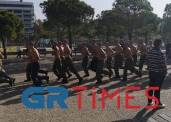 Θεσσαλονίκη: Ημίγυμνοι ΟΥΚάδες βγήκαν στην πόλη και έκαναν γυμναστική