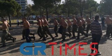 Alldaynews.gr Θεσσαλονίκη: Ημίγυμνοι ΟΥΚάδες βγήκαν στην πόλη και έκαναν γυμναστική