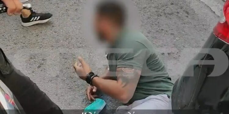 Alldaynews.gr Πολίτες έδειραν και έπιασαν κακοποιό που έδερνε και έκλεβε ηλικιωμένους στον Πειραιά (video)