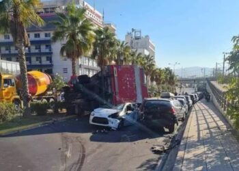 Σφοδρό τροχαίο στην παλιά παραλιακή – Νταλίκα καταπλάκωσε αυτοκίνητο