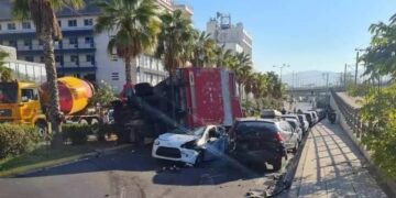 Σφοδρό τροχαίο στην παλιά παραλιακή – Νταλίκα καταπλάκωσε αυτοκίνητο