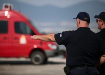 Συναγερμός στη Σαλαμίνα: Όχημα έπεσε στη θάλασσα – Μέσα οι γονείς και το ανήλικο παιδί