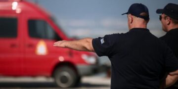 Συναγερμός στη Σαλαμίνα: Όχημα έπεσε στη θάλασσα – Μέσα οι γονείς και το ανήλικο παιδί