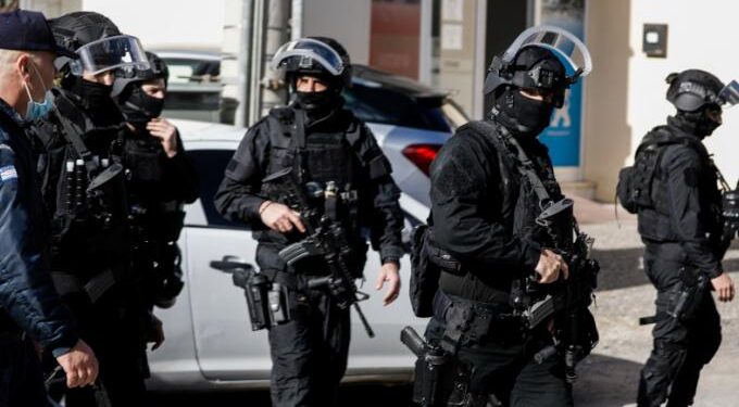 Το «μεγάλο κόλπο»: Συμμορία «έφαγε» 2 εκατ. ευρώ από 262 άτομα σε όλη τη χώρα με τηλεφωνικές και άλλες απάτες