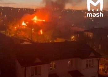 Συντριβή ρωσικού αεροσκάφους στη Σιβηρία – Έπεσε πάνω σε σπίτια και σκοτώθηκαν οι 2 πιλότοι