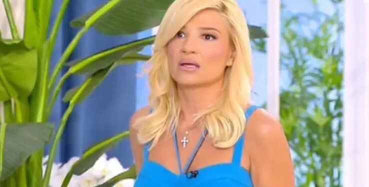 Alldaynews.gr Έξαλλη η Φαίη Σκορδά στον αέρα: «Ντρέπομαι που προστατεύω αυτόν τον άνθρωπο στην εκπομπή μου»