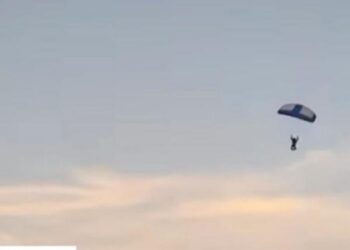 Κάμερα καταγράφει τη στιγμή που αλεξιπτωτιστής πέφτει και σκοτώνεται σε αγώνα φούτμπολ (video)