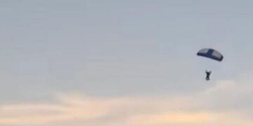 Alldaynews.gr Κάμερα καταγράφει τη στιγμή που αλεξιπτωτιστής πέφτει και σκοτώνεται σε αγώνα φούτμπολ (video)