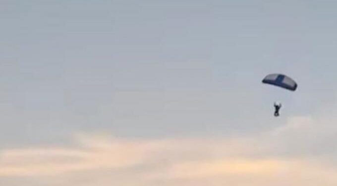 Alldaynews.gr Κάμερα καταγράφει τη στιγμή που αλεξιπτωτιστής πέφτει και σκοτώνεται σε αγώνα φούτμπολ (video)