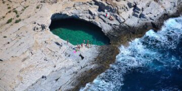 Alldaynews.gr Συναγερμός στη Θάσο: Πτώση γυναίκας σε γκρεμό 400 μέτρων μετά από τροχαίο – Μεγάλη επιχείρηση διάσωσης