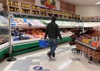 Καλάθι του νοικοκυριού: «Μπαίνουν» αλεύρι και όσπρια, «βγαίνουν» νερό και αναψυκτικά