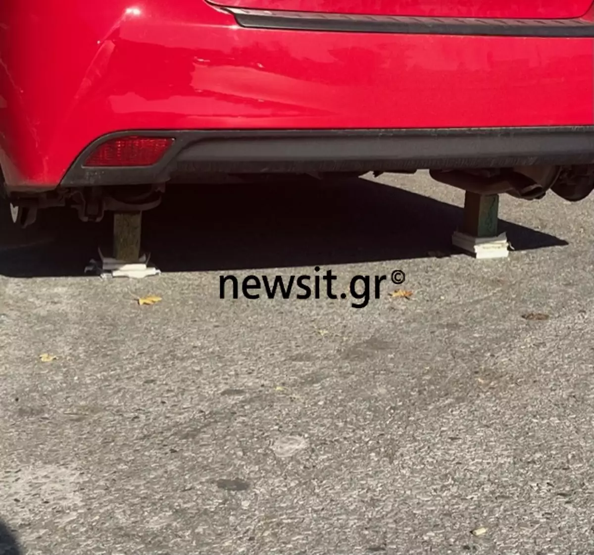 Θεσσαλονίκη: Νεαρός πήγε να πάρει το αυτοκίνητο του και έλειπαν και οι τέσσερις ρόδες (φωτο)