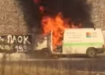 Θεσσαλονίκη: Η στιγμή που βανάκι παίρνει φωτιά – Κυκλοφοριακό χάος στην Περιφερειακή της πόλης (video)