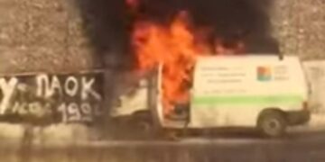 Alldaynews.gr Θεσσαλονίκη: Η στιγμή που βανάκι παίρνει φωτιά – Κυκλοφοριακό χάος στην Περιφερειακή της πόλης (video)