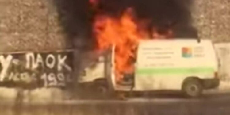 Alldaynews.gr Θεσσαλονίκη: Η στιγμή που βανάκι παίρνει φωτιά – Κυκλοφοριακό χάος στην Περιφερειακή της πόλης (video)