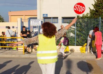 Κέρκυρα: «Λύθηκε» το χειρόφρενο και ΙΧ τραυμάτισε δασκάλα και σχολική τροχονόμο (video)