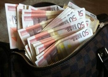 Βρήκε ξεχασμένο τσαντάκι στον ουρανό αυτοκινήτου με 8.000 ευρώ και …το «βούτηξε»!