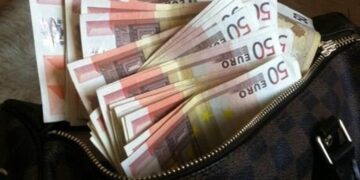 Βρήκε ξεχασμένο τσαντάκι στον ουρανό αυτοκινήτου με 8.000 ευρώ και …το «βούτηξε»!