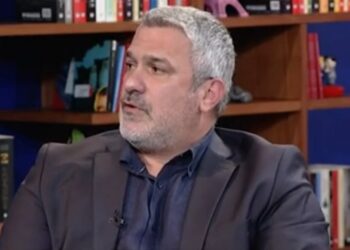 Σπύρος Χαριτάτος: “Ρίχνει μία στον κρόταφο, δεύτερη κενή, με την τρίτη εκπυρσοκροτεί το όπλο και σωριάζεται στην άσφαλτο”