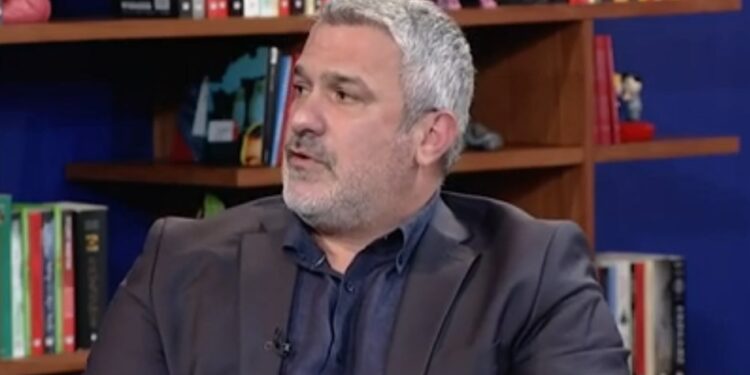 Alldaynews.gr Σπύρος Χαριτάτος: “Ρίχνει μία στον κρόταφο, δεύτερη κενή, με την τρίτη εκπυρσοκροτεί το όπλο και σωριάζεται στην άσφαλτο”