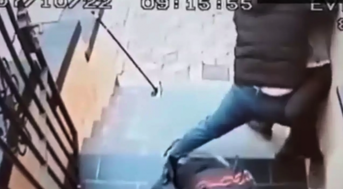 Alldaynews.gr Δανία: Άνδρας με μαχαίρι κυνηγούσε την πρέσβειρα του Ιράν μέσα στην πρεσβεία (video)