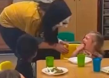 Δασκάλες τρομοκρατούν νήπια φορώντας μάσκα scream – Οργή προκαλεί το βίντεο